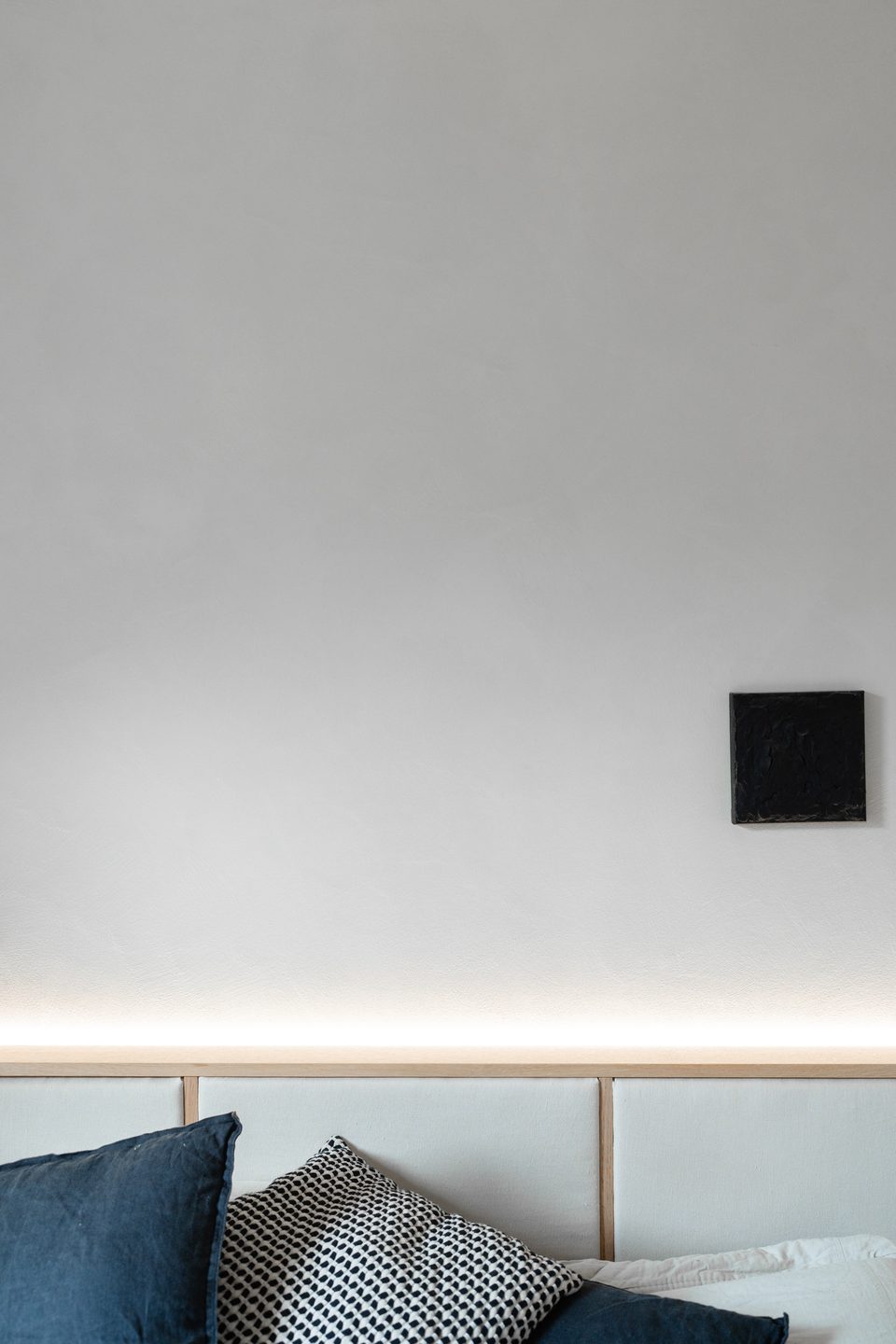 LED profile in the bedroom