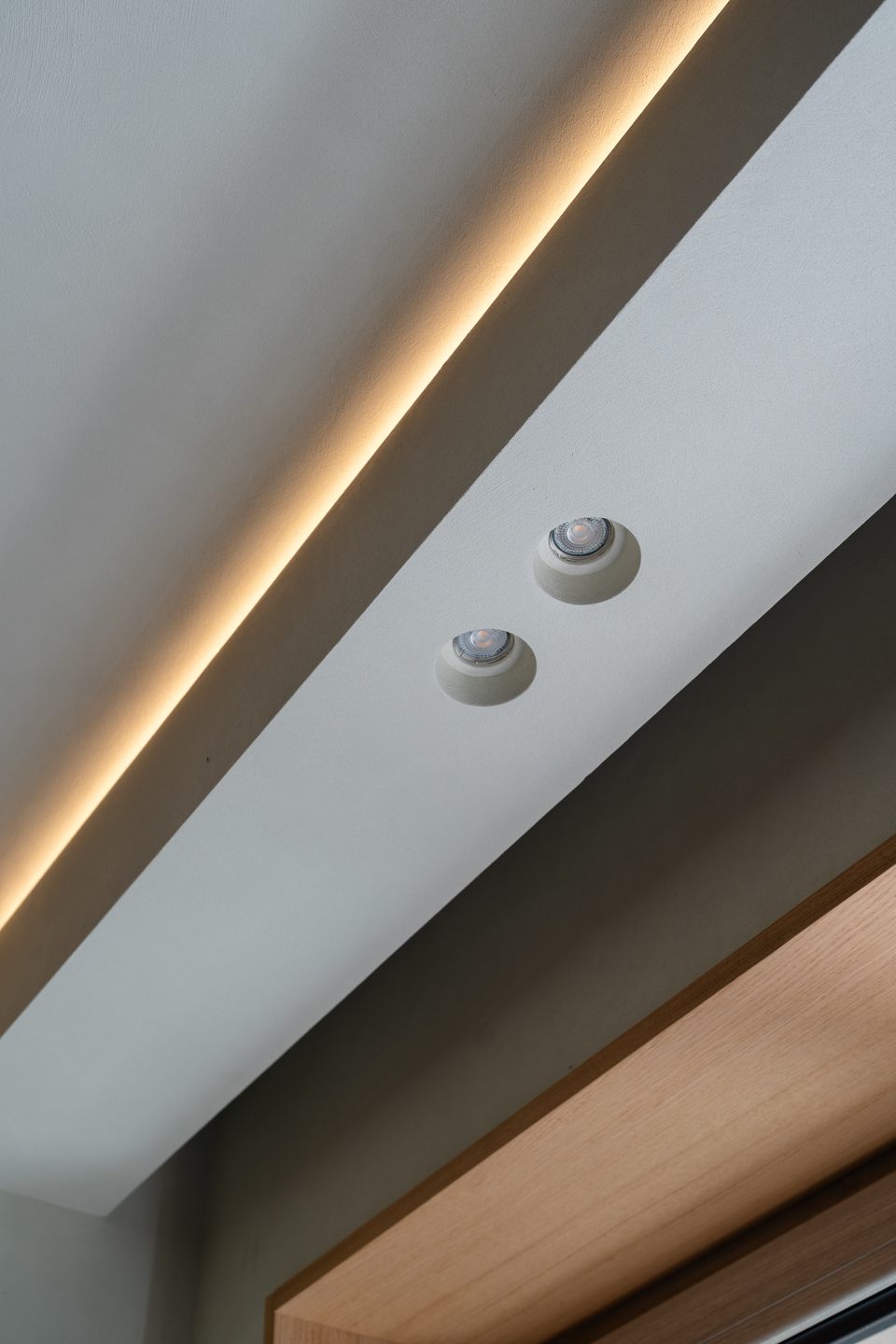 Shadow-gap ceiling light