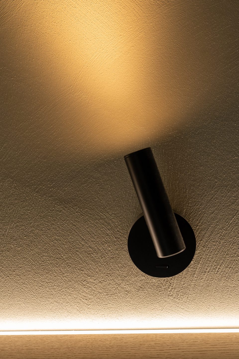 Wall spot and LED strip